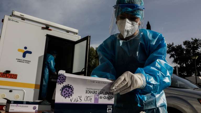 Κορονοϊός: Τι γνωρίζουμε για το "διπλό" μεταλλαγμένο στέλεχος από την Ινδία - Γιατί φοβίζει τους ειδικούς