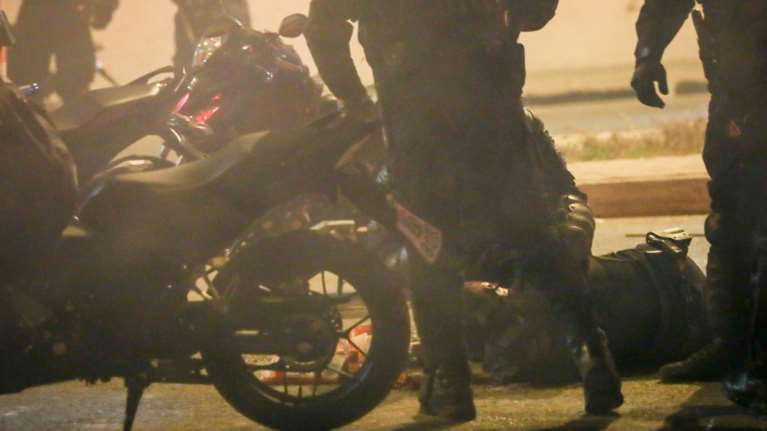 Χούλιγκαν οι δράστες της επίθεσης κατά αστυνομικού στη Ν. Σμύρνη: Πώς συνελαβαν τον "Ινδιάνο δρομέα" & τον 22χρονο