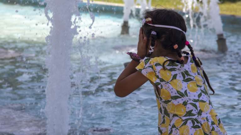 Κορυφώνεται ο καύσωνας Κλέων: Οι περιοχές που θα &quot;βράσουν&quot; με 44 βαθμούς - Ποιες υπηρεσίες κλείνουν