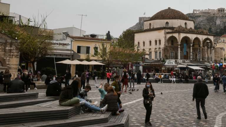 Συναγερμός για αύξηση του ιικού φορτίου στην Αττική μετά τα κορονοπάρτι - Ανεμβολίαστο το 40% των ηλικιωμένων