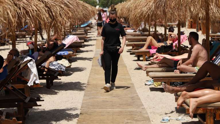 Βούλιαξαν οι οργανωμένες παραλίες της Αττικής - Μποτιλιάρισμα στην παραλιακή [εικόνες]