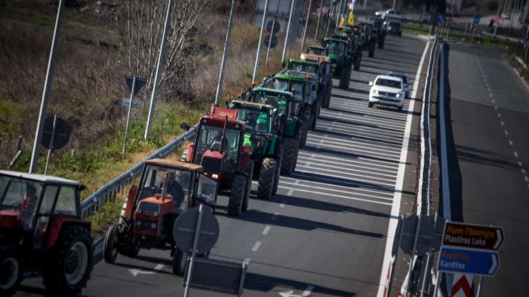 Η παράδοση συνεχίζεται: Τα τρακτέρ της Θεσσαλίας και πάλι στους δρόμους - Σύσκεψη στο Μαξίμου