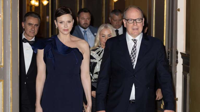 Λάδι στη φωτιά ρίχνει η Σαρλίν: Μόλις διέγραψε όσα τη συνδέουν με τους royals του Μονακό