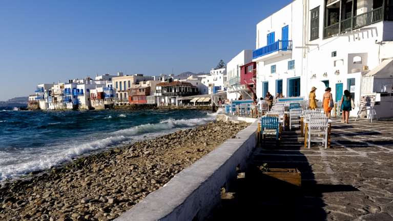 Τσάντες "Prada, Gucci και Louis Vuitton" με... 100 ευρώ - Σπείρα Σενεγαλέζων έκανε χρυσές δουλειές σε παραλίες της Μυκόνου