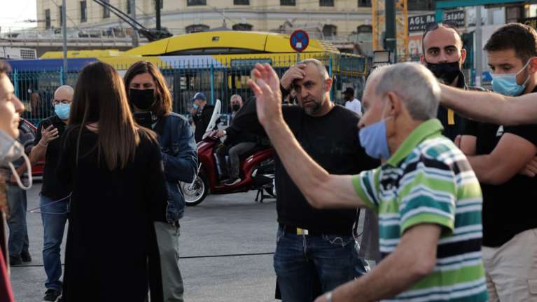 Εξοργισμένοι επιβάτες στο λιμάνι του Πειραιά από την απεργία της ΠΕΝΕΝ: &quot;Να πάτε να δουλέψετε&quot; [βίντεο]