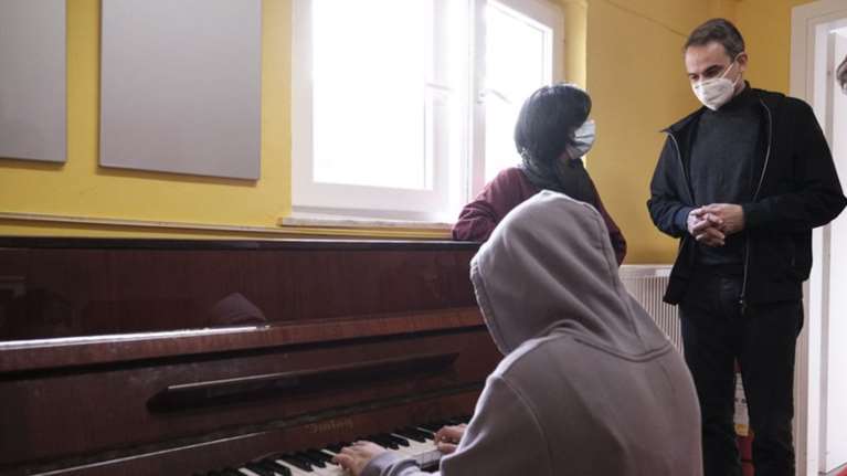 Με τα παιδιά του ορφανοτροφείου Μέλισσα ο Μητσοτάκης: Δώρα, ζωγραφιές και κάλαντα στο πιάνο  [εικόνες]