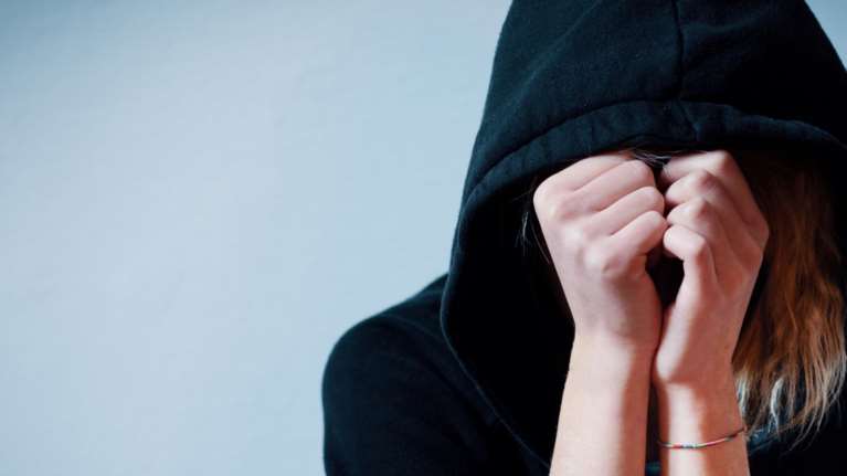 Ναύπακτος: Με ποια δημοφιλή εφαρμογή &quot;έγδυναν&quot; τις συμμαθήτριές τους οι 13χρονοι - Τι βρέθηκε στα κινητά τους