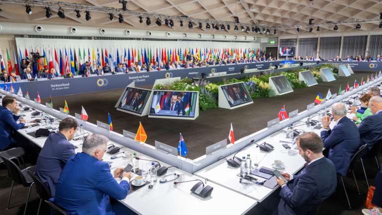 Σύνοδος Κορυφής στην Ελβετία: Επαναβεβαιώνει την εδαφική ακεραιότητα της Ουκρανίας - Καλεί τη Ρωσία στις συνομιλίες