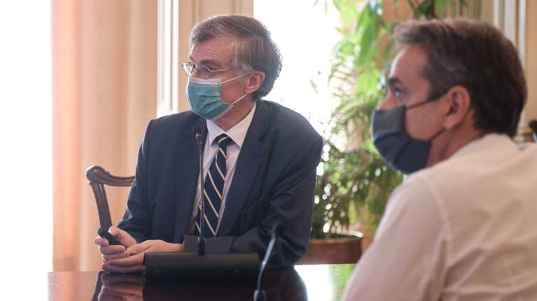 Ο ΣΥΡΙΖΑ στοχοποιεί τον Σωτήρη Τσιόδρα: &quot;Στηρίζει το κυβερνητικό ψέμα&quot; - Ηχηρή απάντηση από Μητσοτάκη