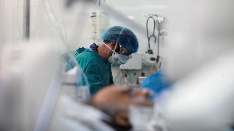 Κορονοϊός: Σημάδια ασφυξίας στα νοσοκομεία - 61% πληρότητα στις ΜΕΘ Covid - Ανησυχία για την Κρήτη