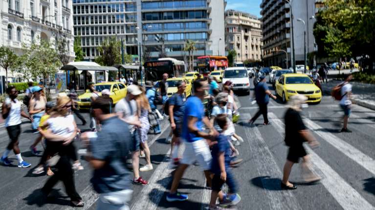 Τι αποφασίζουν σήμερα οι λοιμωξιολόγοι: Μάσκες και σκέψεις για τοπικά μέτρα μετά την έκρηξη 287% στα κρούσματα