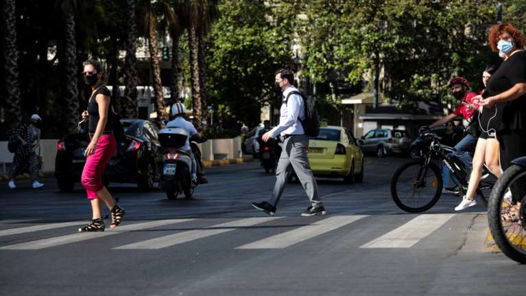 Επικίνδυνο κοκτέιλ κορονοϊού και γρίπης μέσα στο φθινόπωρο φοβίζει τους ειδικούς - Τι ισχύει με τα δύο εμβόλια
