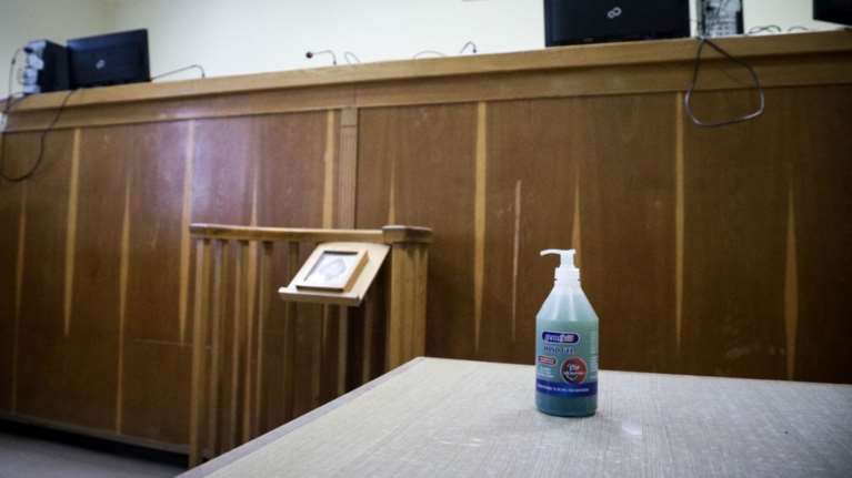 Κρήτη: Σήμερα δικάζεται η ανεμβολίαστη φυσικοθεραπεύτρια που ταμπουρώθηκε στο ΚΑΠΗ Αρκαλοχωρίου