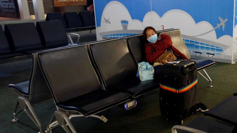 Οι αγουροξυπνημένοι ταξιδιώτες του Τραμπ - Χαμός στα ευρωπαϊκά αεροδρόμια