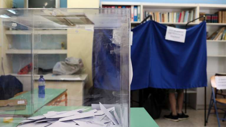 H άνοδος του ΠΑΣΟΚ τρομάζει τον ΣΥΡΙΖΑ - Στο 4,6% η διαφορά τους - Ποσοστά αυτοδυναμίας για τη ΝΔ από τη Metron Analysis