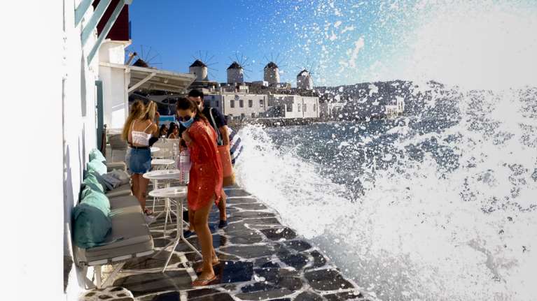 Μύκονος: Χωρίς μουσική και με απαγόρευση κυκλοφορίας - Σαρωτικοί έλεγχοι από ΕΛΑΣ και Λιμενικό