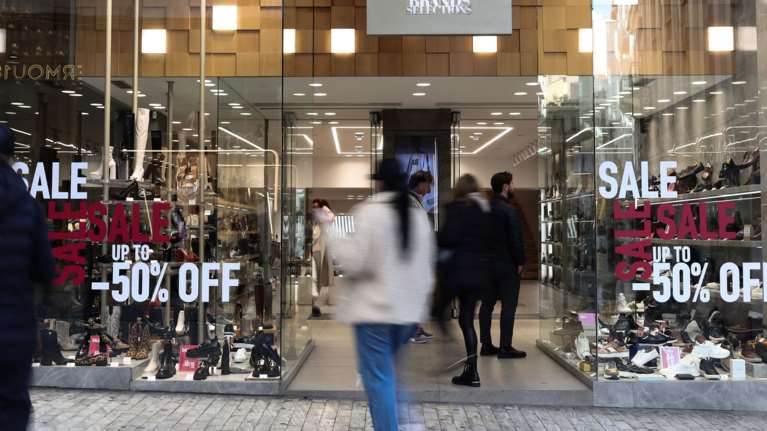 Χειμερινές εκπτώσεις 2023: Ανοιχτά αύριο τα καταστήματα - Ολες οι Κυριακές του χρόνου που θα λειτουργούν