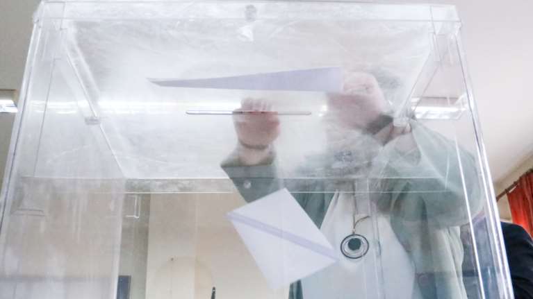 Δημοσκόπηση Rass: Προβάδισμα ΝΔ με 23,4 μονάδες και νέα &quot;βουτιά&quot; του ΣΥΡΙΖΑ - Πόσα κόμματα μπαίνουν στη Βουλή