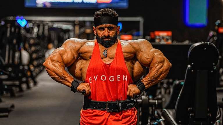 Ιράν: "Εμφύλιος" για τον "Αγιατολάχ του μπόντι μπίλντινγκ" - Ζητούν από τον Σβαρτσενέγκερ να τον αποκλείσει