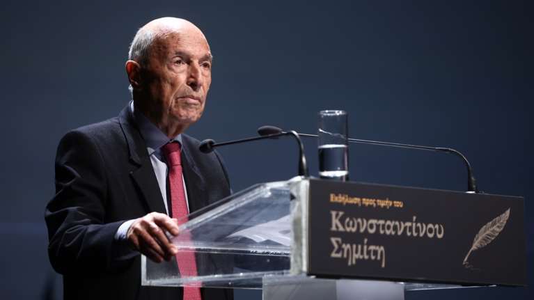 Στις 12 το τελευταίο αντίο στον Κώστα Σημίτη: Η σεμνή τελετή με 6 επικήδειους και η ταφή δίπλα στον Ανδρέα