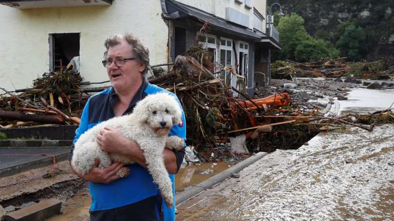 Τραγωδία στη Γερμανία- Σοκάρουν οι μαρτυρίες για τη μανία της φύσης: &quot;Σώσαμε μόνο τον σκύλο και τα πορτοφόλια μας&quot;