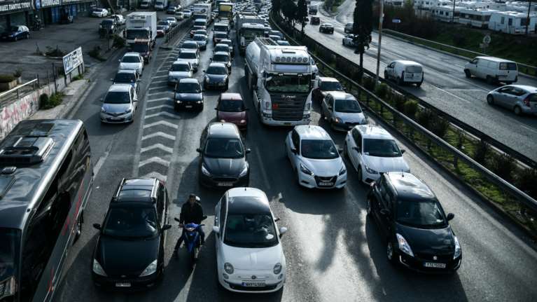 Τροχαίο στην Αττική οδό: Μεγάλες καθυστερήσεις στο ρεύμα προς Αεροδρόμιο - Live η κίνηση στους δρόμους