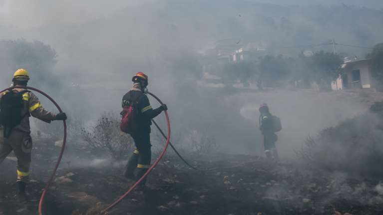 Φωτιά στην Κερατέα: Καλύτερη η εικόνα από το μέτωπο - Αισιοδοξία στην Πυροσβεστική πως θα οριοθετήσει την πυρκαγιά