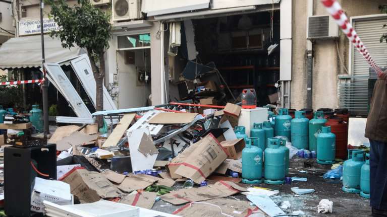 Αιγάλεω: Εκρηξη σε κατάστημα με φιάλες υγραερίου - Δύο τραυματίες, βομβαρδισμένο τοπίο το σημείο [εικόνες - βίντεο]