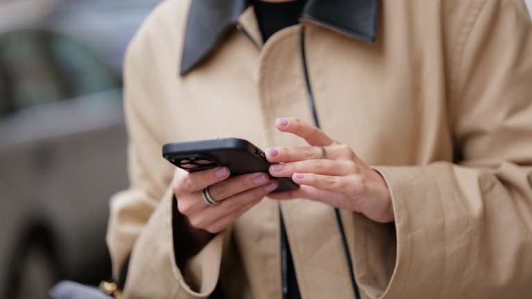 Αυτή είναι η πιο stylish και πολυτελής απόχρωση για το μανικιούρ μας τώρα