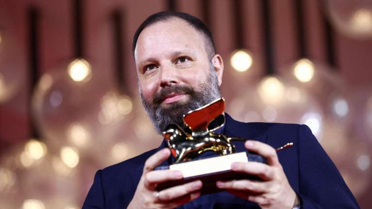 Σακελλαροπούλου για τη βράβευση του Γιώργου Λάνθιμου: Μία μεγάλη διάκριση για έναν ιδιοφυή δημιουργό