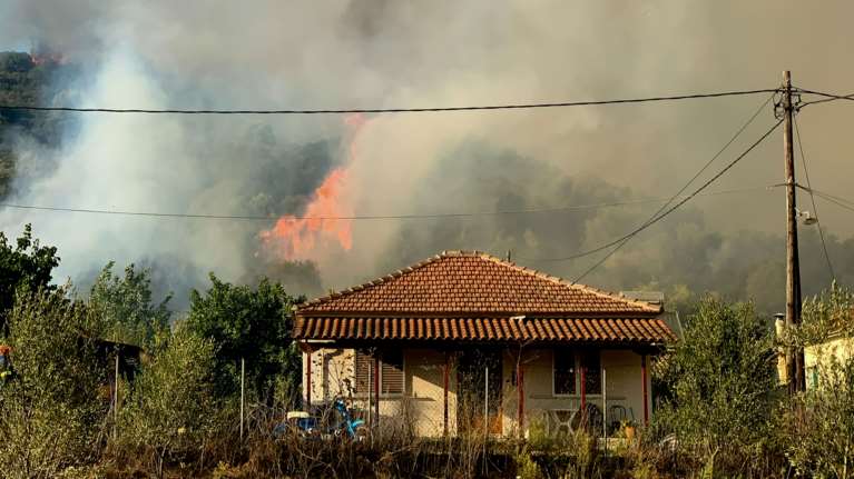 Ηλεία: Ολονύχτια μάχη με το πύρινο μέτωπο - Υπό μερικό έλεγχο με συχνές αναζωπυρώσεις