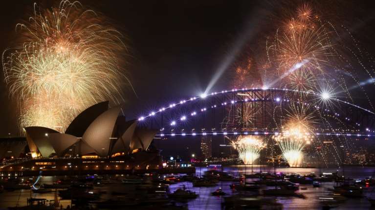 Ο πλανήτης υποδέχεται το 2026 - Εντυπωσιακό σόου πυροτεχνημάτων σε Σίδνεϊ και Ν. Ζηλανδία [εικόνες]