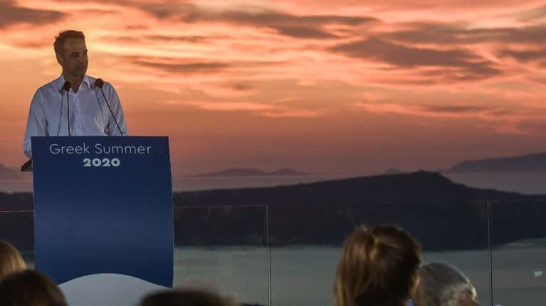 Με φόντο το ηλιοβασίλεμα της Σαντορίνης το μήνυμα του Πρωθυπουργού για το άνοιγμα του ελληνικού τουρισμού [Εικόνες]