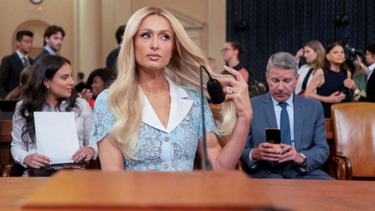 Πάρις Χίλτον: &quot;Με κακοποιούσαν σεξουαλικά, με εξευτέλιζαν, με έβαζαν να τρώω με το ζόρι&quot; - Η κατάθεσή της ενώπιον του Κογκρέσου