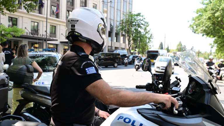 Αστυνομικός έπαιρνε &quot;φακελάκι&quot; μέχρι 1.500 ευρώ για να εξυπηρετήσει πρόσφυγες στις άδειες παραμονής