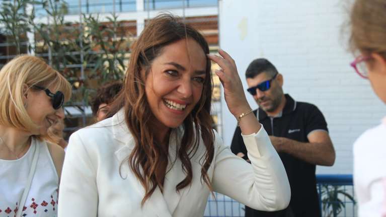 Δόμνα Μιχαηλίδου: Η πρωινή εμφάνιση με λευκό μίνι blazer dress και μαύρες slingback γόβες με διαφάνεια