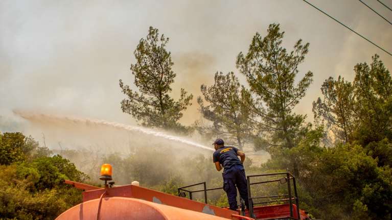Φωτιά στη Σκαλωτή Δράμας - Επιχειρούν 4 εναέρια μέσα