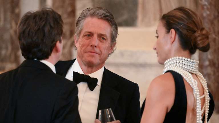 Ο Χιου Γκραντ στο royal dinner με τη σύζυγό του: Το απίθανο φόρεμα με τις πέρλες στην πλάτη της κυρίας Γκραντ