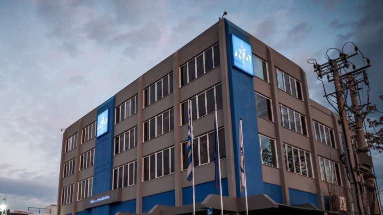 Επίθεση ΝΔ σε Τσίπρα: Ως περιφερόμενος Μαυρογιαλούρος, συνεχίζει να υπόσχεται στους πάντες, τα πάντα