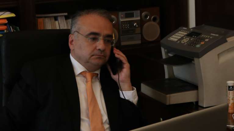 Πώς η Καθημερινή διακωμωδεί (μέχρι δακρύων) τον Δημήτρη Βερβεσό του ΔΣΑ και τις κορώνες του