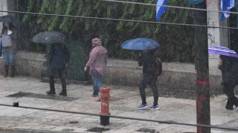 Ερχεται mega κακοκαιρία από την Πέμπτη - Μέχρι τότε ξανά βροχές, νοτιάδες και σκόνη