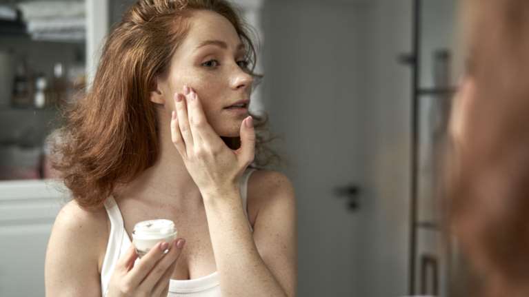 3 σημάδια που δείχνουν ότι η επιδερμίδα σου έχει ανάγκη από μια ισχυρή ρουτίνα αντιγήρανσης
