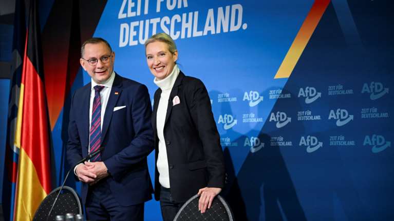 Βουλευτές του AfD συναντήθηκαν με νεοναζιστικές ομάδες στην Ελβετία - Τα σχέδια να παίρνουν δείγμα DNA από μετανάστες