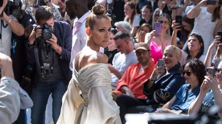 Η Σελίν Ντιόν αποκαλύπτει τα φυσικά μαλλιά της και παραδίδει μαθήματα στιλ στις γυναίκες άνω των 50