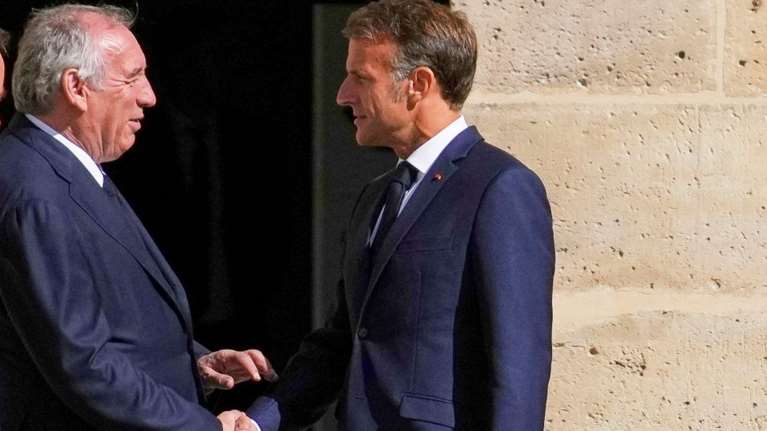 Παραλύει η Γαλλία: Ο Μακρόν ψάχνει πρωθυπουργό, ο κόσμος στους δρόμους - Ανεβαίνουν τα σπρεντ