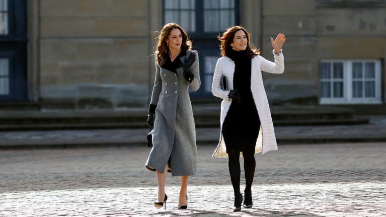 Royal fashion icons με tweed: Οι &quot;δίδυμες&quot; Κέιτ Μίντλετον και πριγκίπισσα Μαίρη στην Κοπεγχάγη
