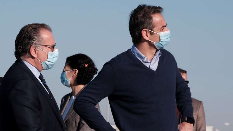 Ο Κυριάκος Μητσοτάκης συμβουλεύει για τη χρήση μάσκας: Πώς την φοράμε, πώς την βγάζουμε και πώς την πλένουμε [βίντεο]