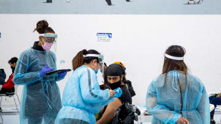 ΝΥΤ: Γιατί είναι αναγκαία και η δεύτερη δόση του εμβολίου για τον κορονοϊό - Τι γίνεται αν κάποιος δεν την κάνει