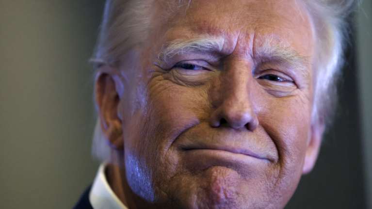 Ο Τραμπ ονειρεύεται και τρίτη θητεία: &quot;Δεν ξέρω αν απαγορεύεται να είμαι ξανά Πρόεδρος&quot;