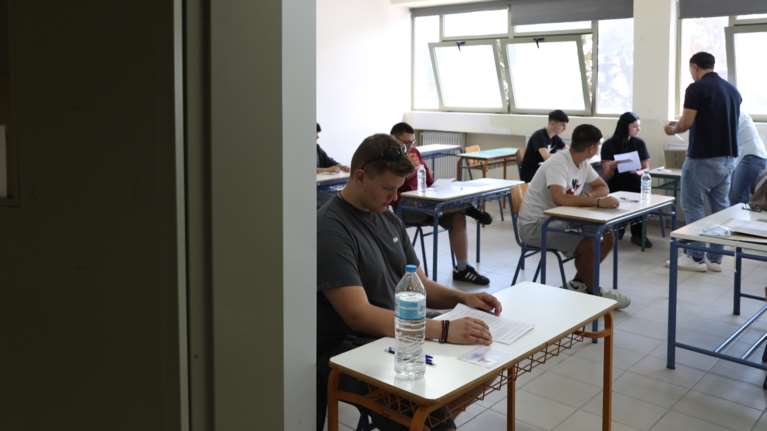 Πανελλήνιες 2025: Απαιτητική και χρονοβόρα η Φυσική, για καλά προετοιμασμένους η Ιστορία, βατά τα θέματα στην Οικονομία